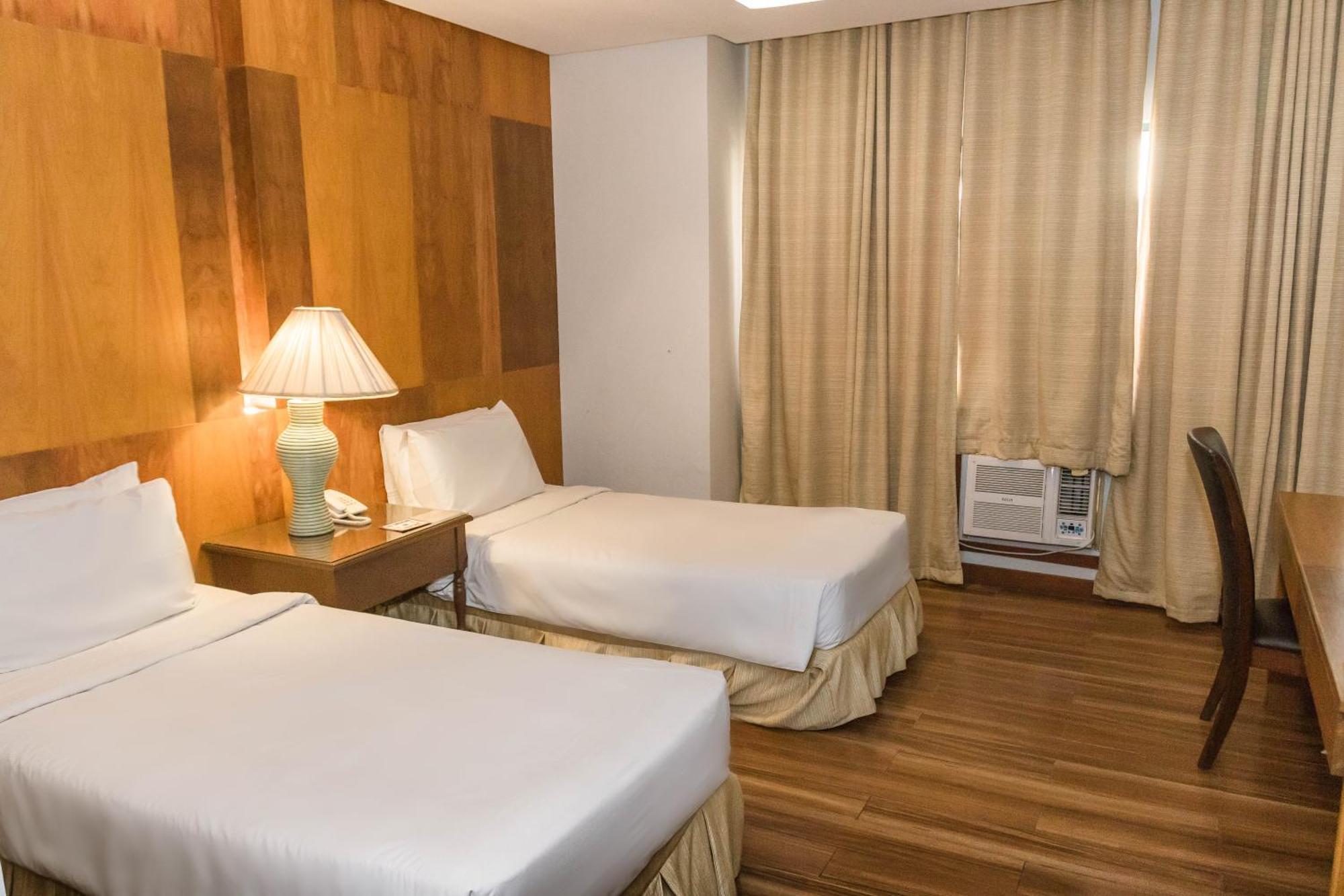 La Fiesta Hotel Iloilo City Kültér fotó