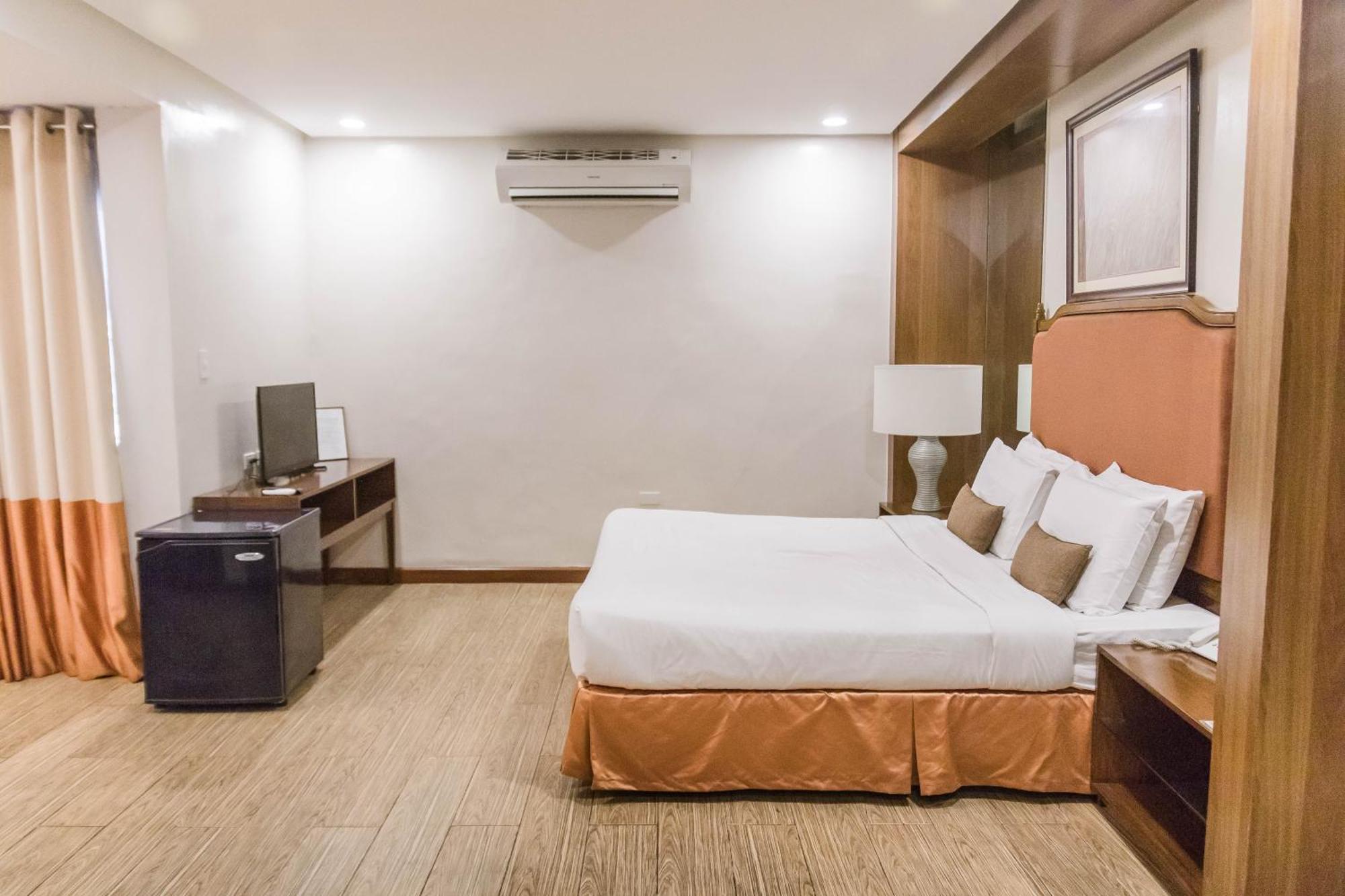 La Fiesta Hotel Iloilo City Kültér fotó
