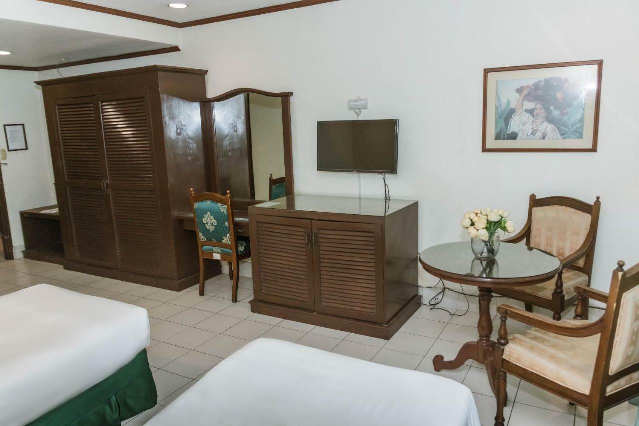 La Fiesta Hotel Iloilo City Kültér fotó
