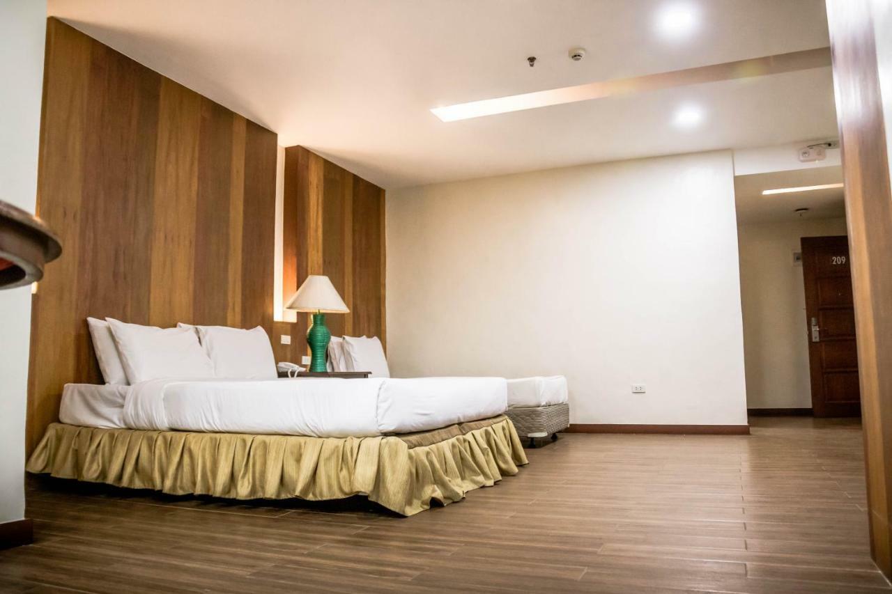 La Fiesta Hotel Iloilo City Kültér fotó